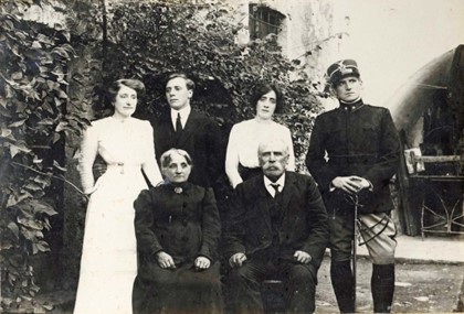 Il giovane ufficiale Giuseppe Bellocchio con la sua famiglia